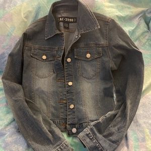 Cute cropped fitted denim jacket